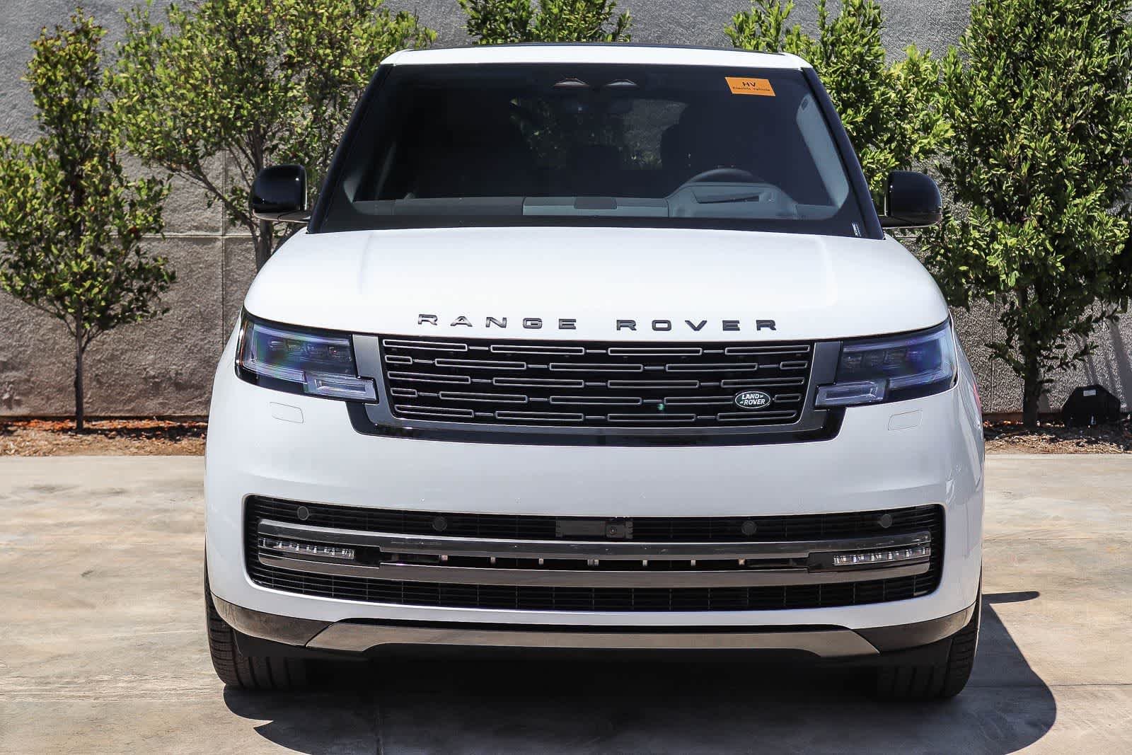 New 2026 Fuji White Land Rover SE image 2
