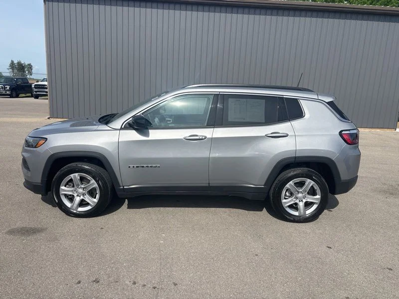 Used 2023 Silver Jeep Latitude image 6