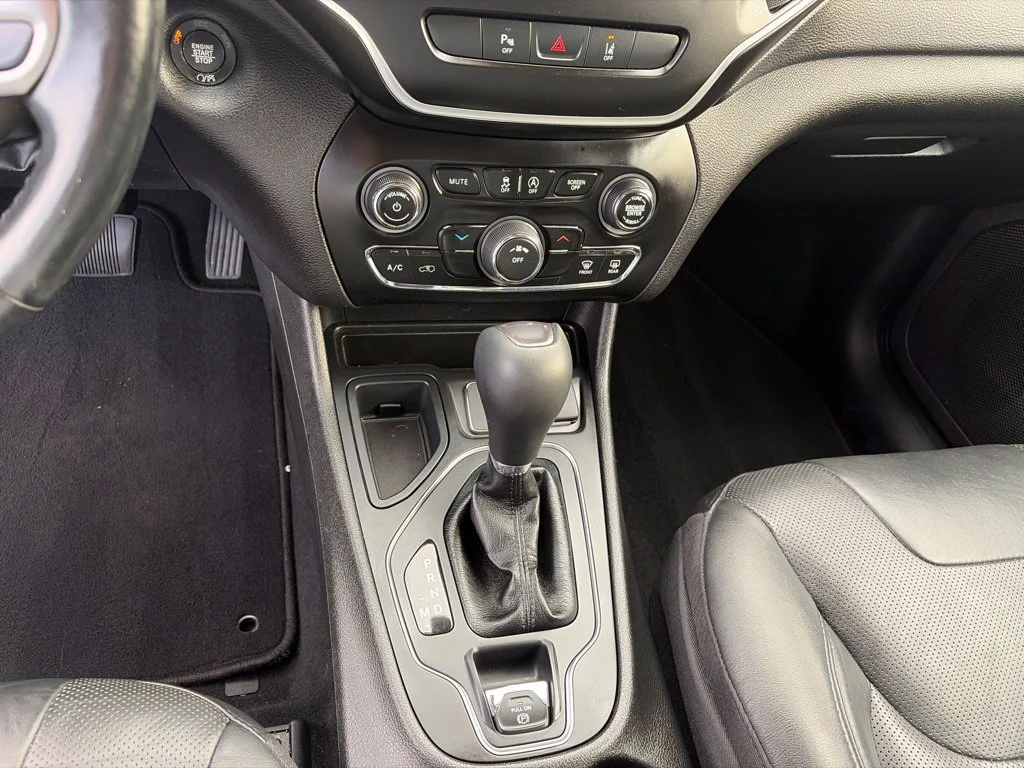 Certified Used 2021 Green Jeep Latitude Lux image 27