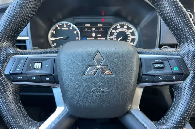 Used 2024  Mitsubishi SE image 28