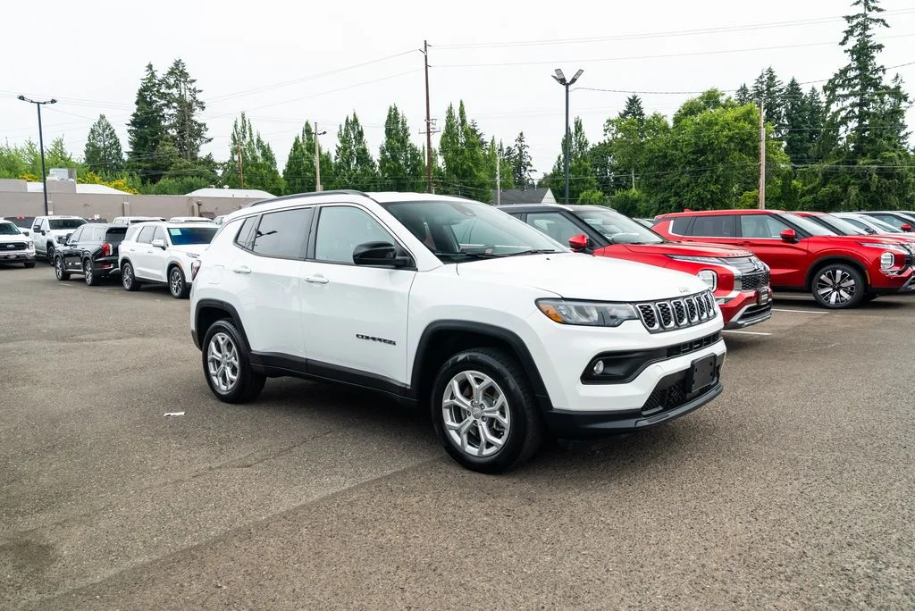 Used 2024 White Jeep Latitude image 26