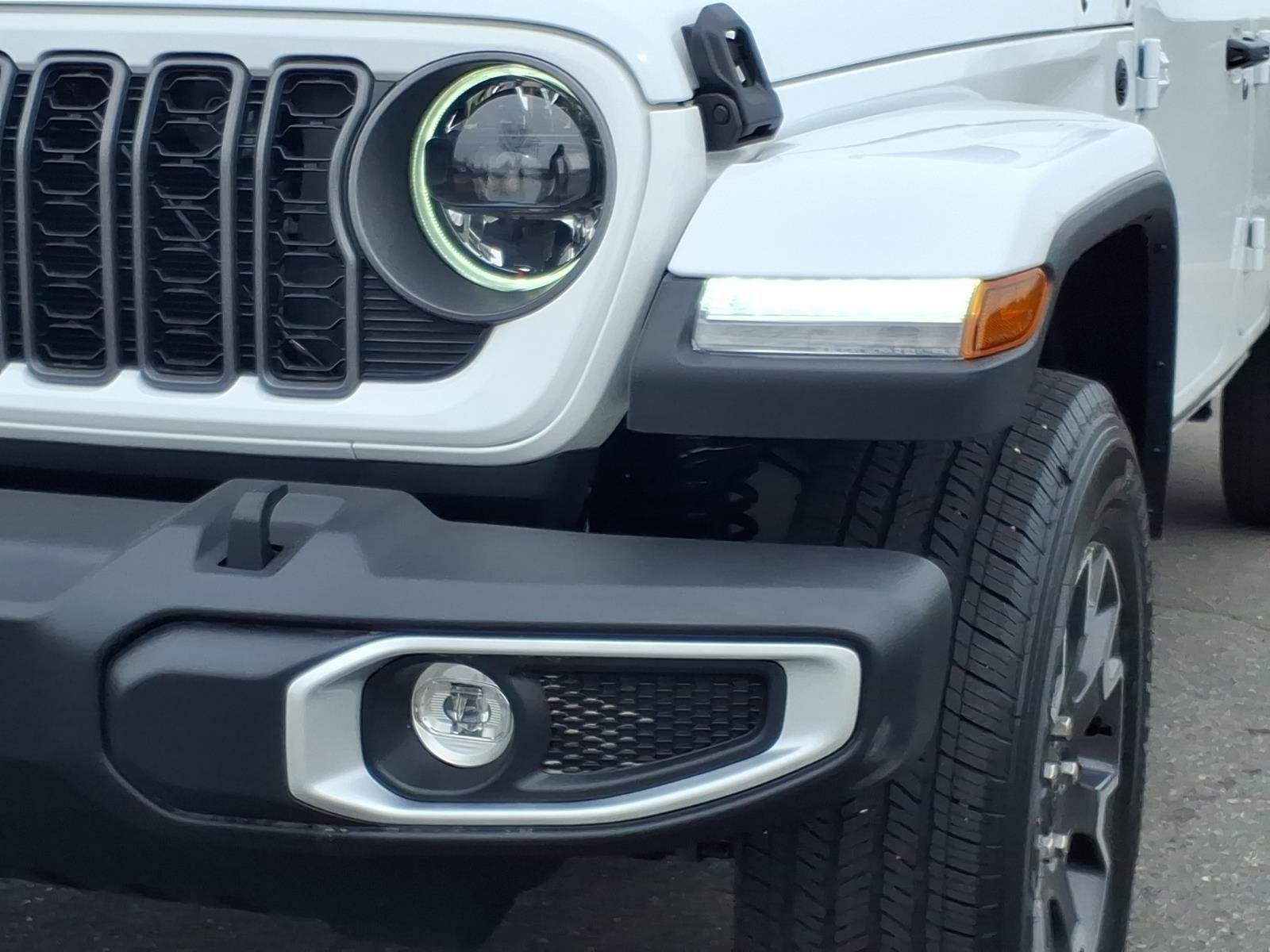 New 2026 Bright White Clear-Coat Exterior Paint Jeep Sahara image 16