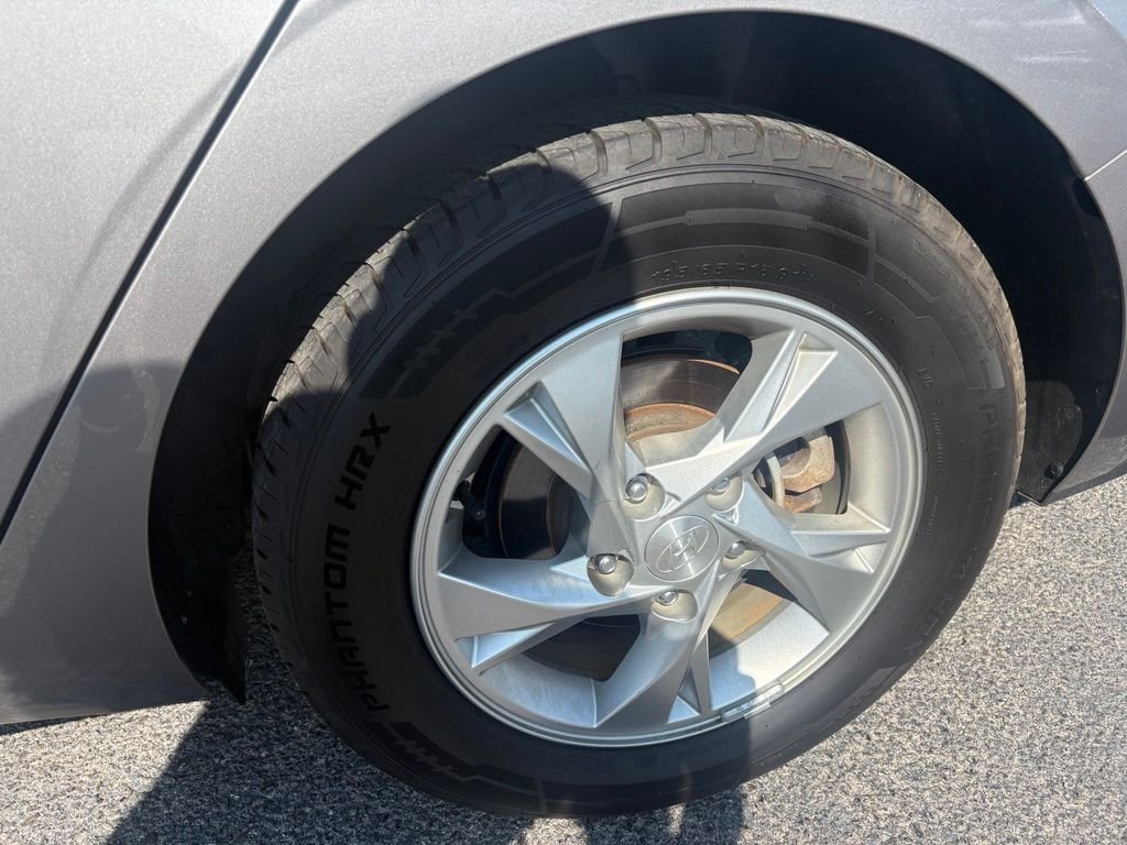 Used 2023 Gray Hyundai SE image 7