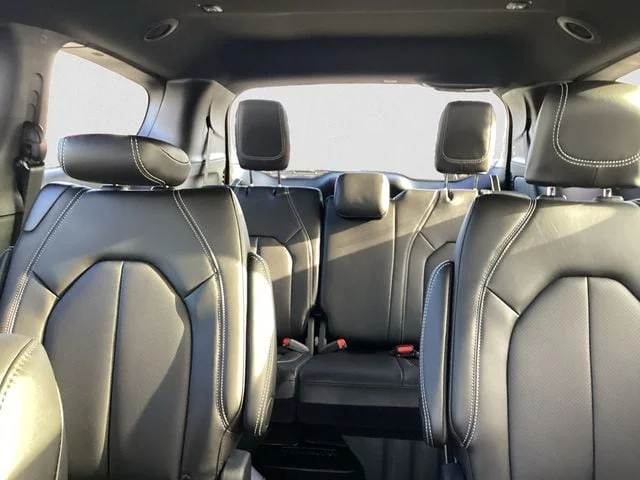 New 2026 Bright White Clearcoat Chrysler SELECT image 14