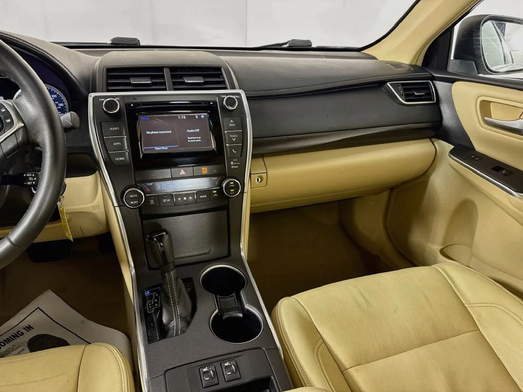 Used 2015 White Toyota XLE image 28
