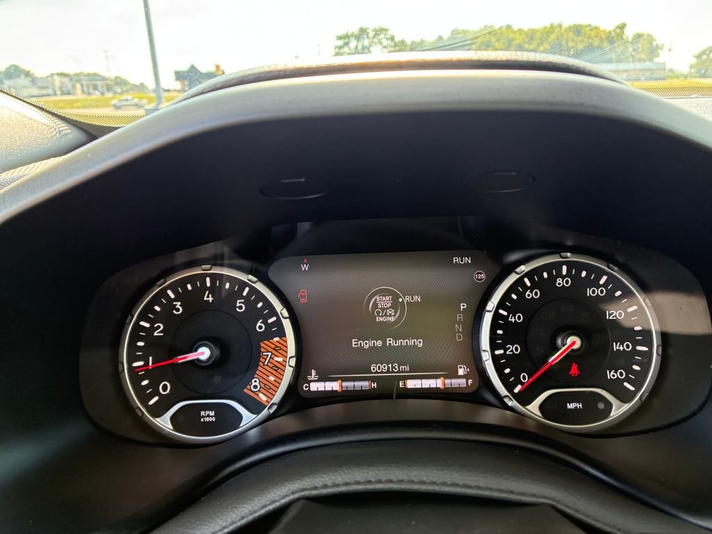 Used 2023 White Jeep Latitude image 12