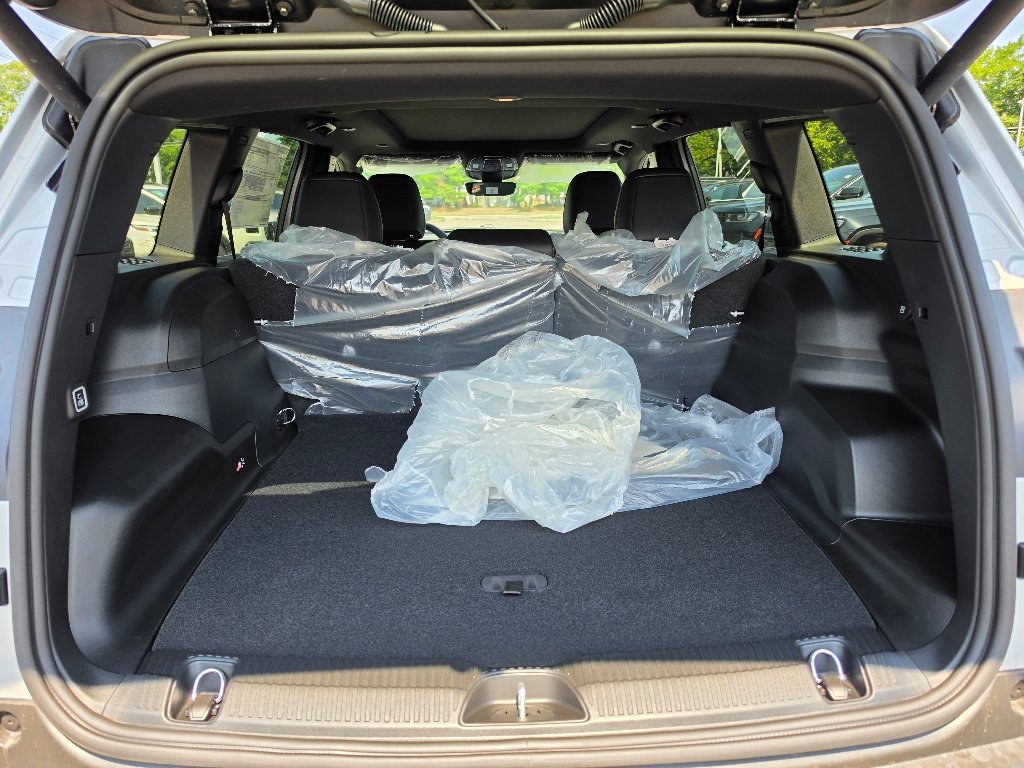 New 2026 Silver Zynith Clear-Coat Exterior Paint Jeep Limited image 6