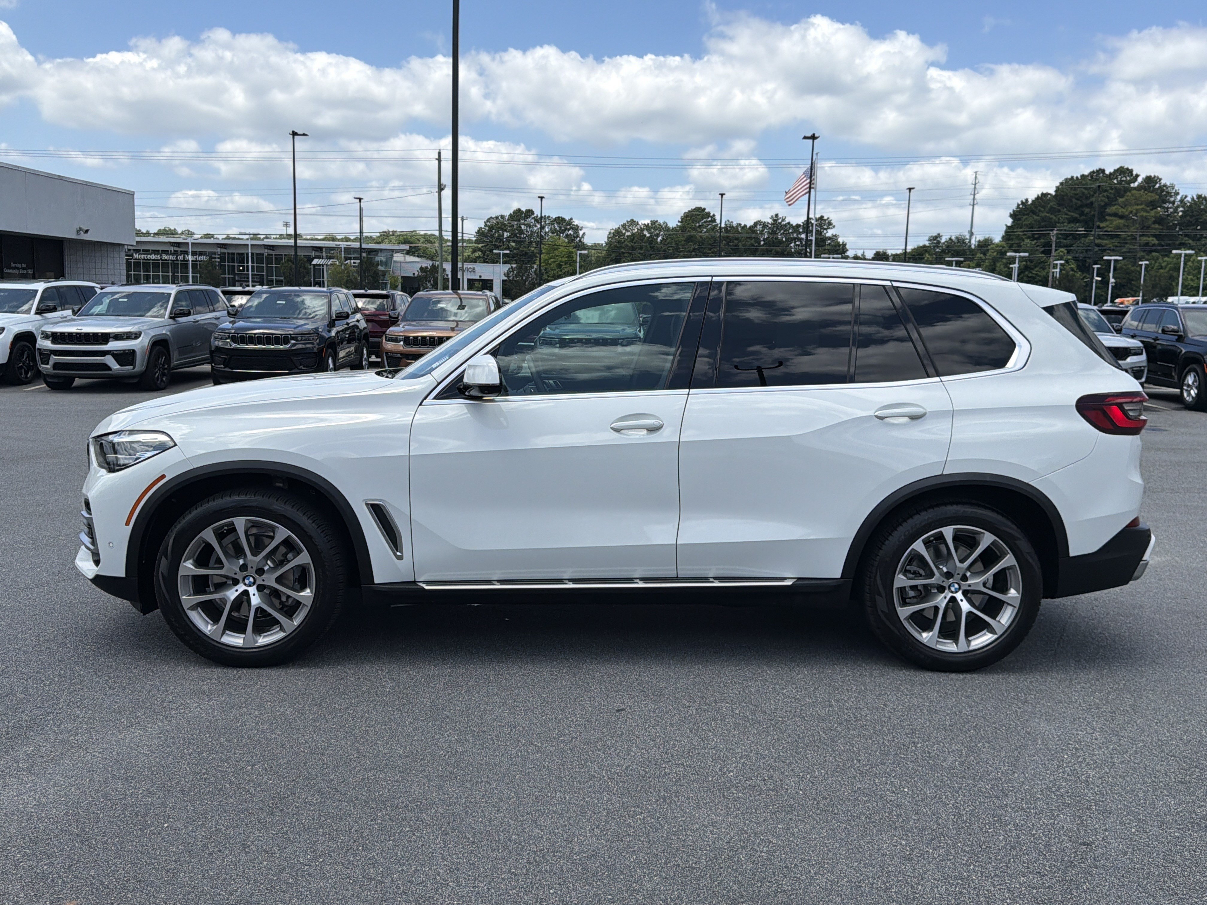 Used 2022 Alpine White BMW sDrive40i image 4