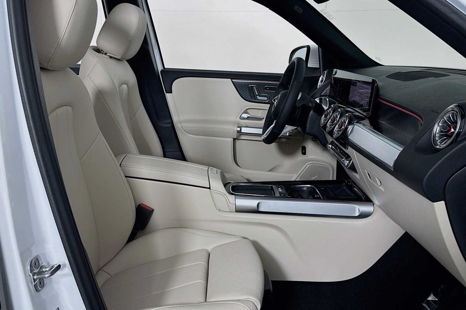 New 2026 Polar White Mercedes-Benz GLB 250 SUV image 6