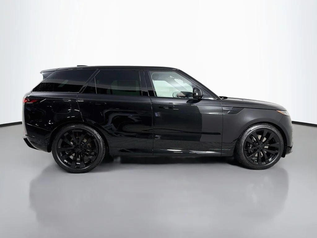 New 2027 Santorini Black Land Rover Dynamic SE image 4