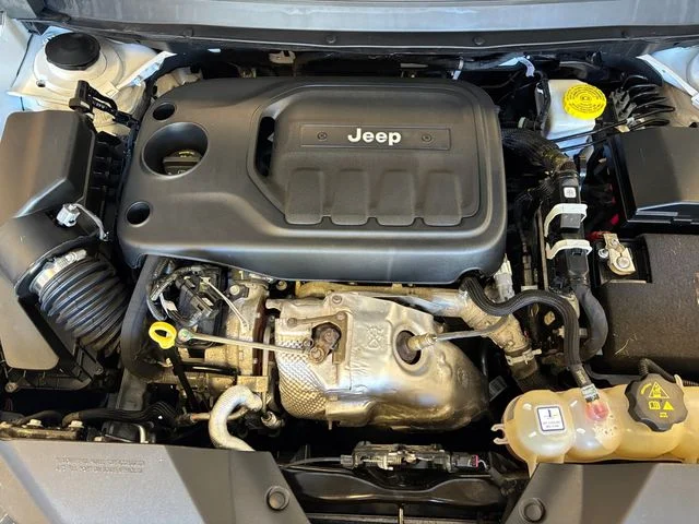 Used 2022 White Jeep Latitude Lux image 24