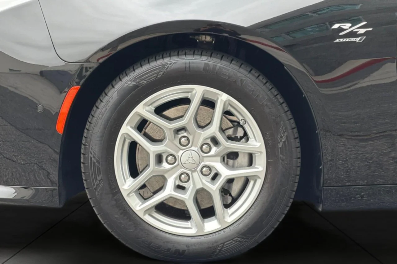 Used 2025 DIAMOND BLACK CRYST Dodge R/T image 25