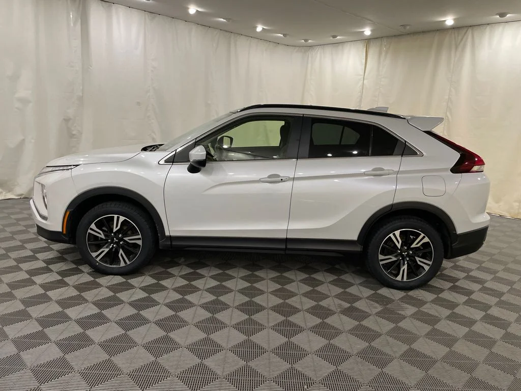 Used 2024 White Diamond Mitsubishi SE image 10