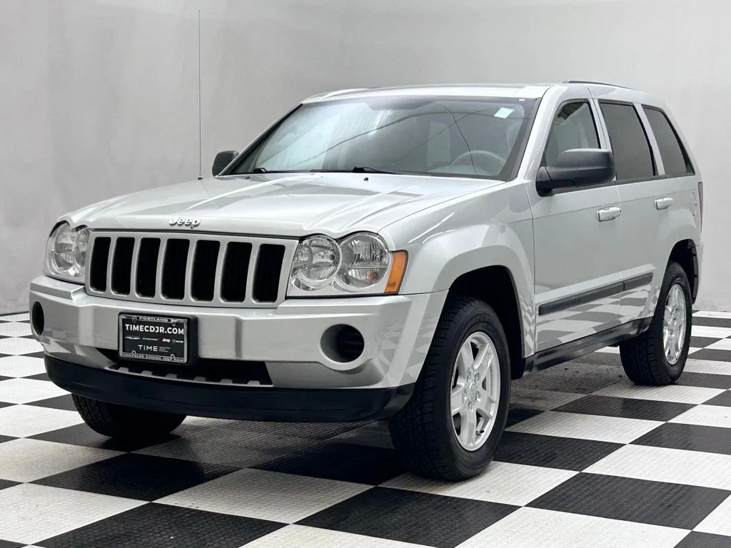 Used 2007 Silver Jeep Laredo image 4