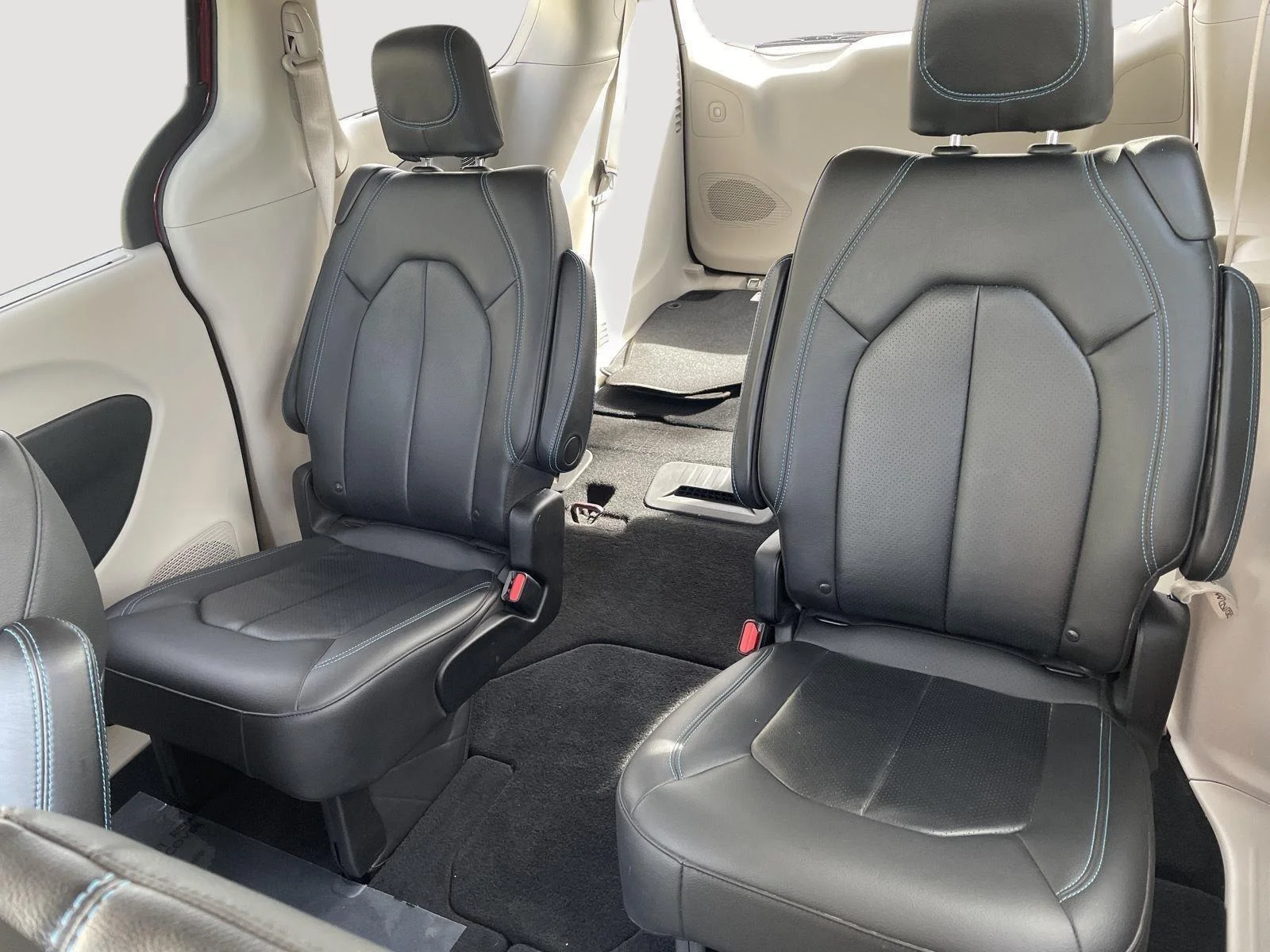 Used 2021 Velvet Red Pearlcoat Chrysler Touring L image 21