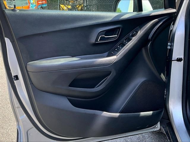 Used 2016 Silver Chevrolet LS image 18