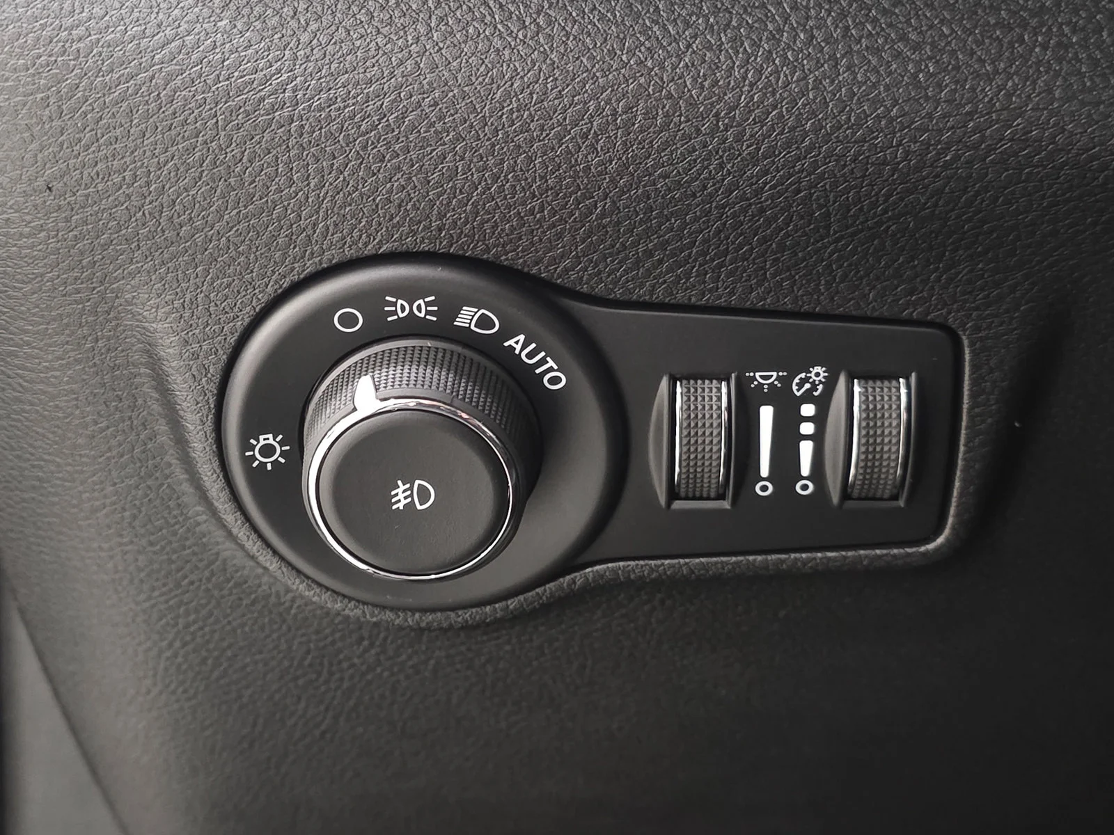 New 2026 Black Jeep Latitude image 25