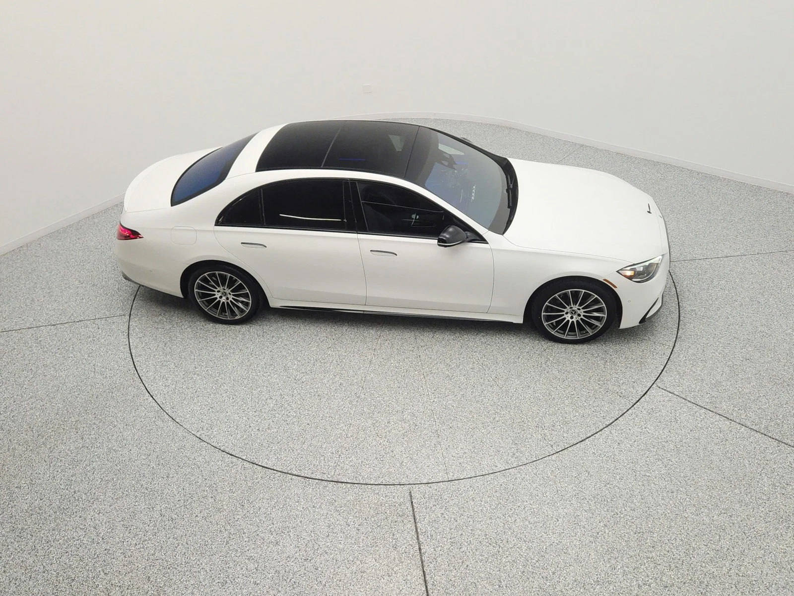 Used 2025 MANUFAKTUR Moonlight White Metallic Mercedes-Benz S 580 4MATIC® Sedan image 12