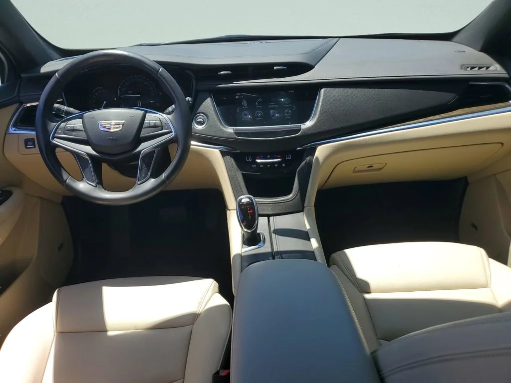Used 2018 HARBOR BLUE METALLIC Cadillac FWD image 11