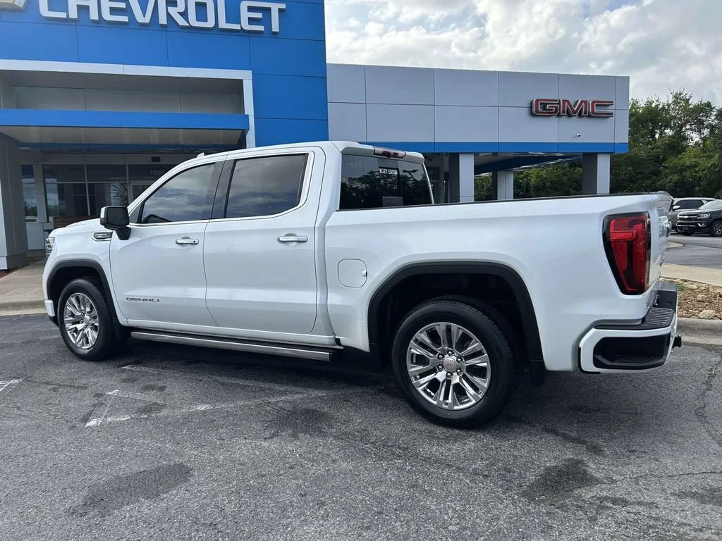 Used 2022 White Frost Tricoat GMC Denali image 7