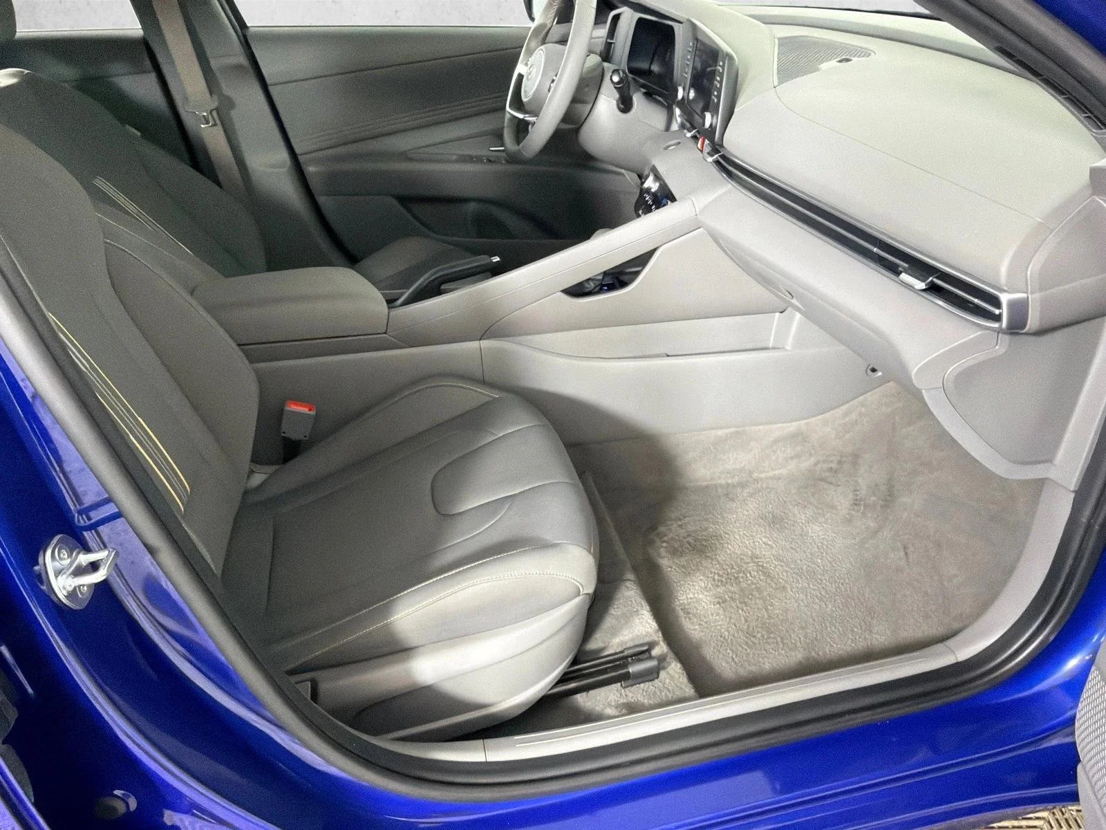 Used 2025 Gray Hyundai SEL Sport image 13
