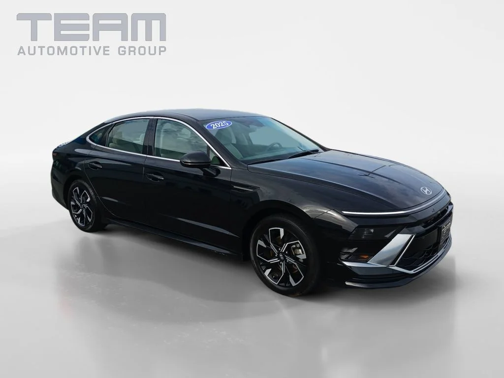 Used 2025 Black Hyundai SEL image 1