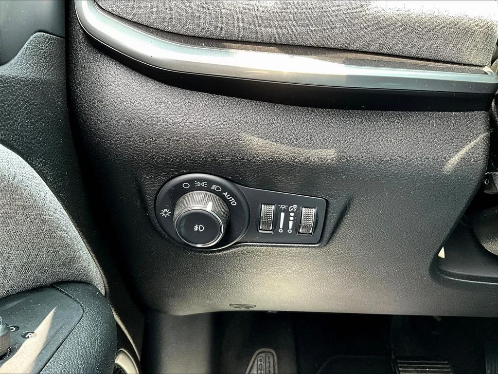 Used 2024 Diamond Black Jeep Latitude image 15