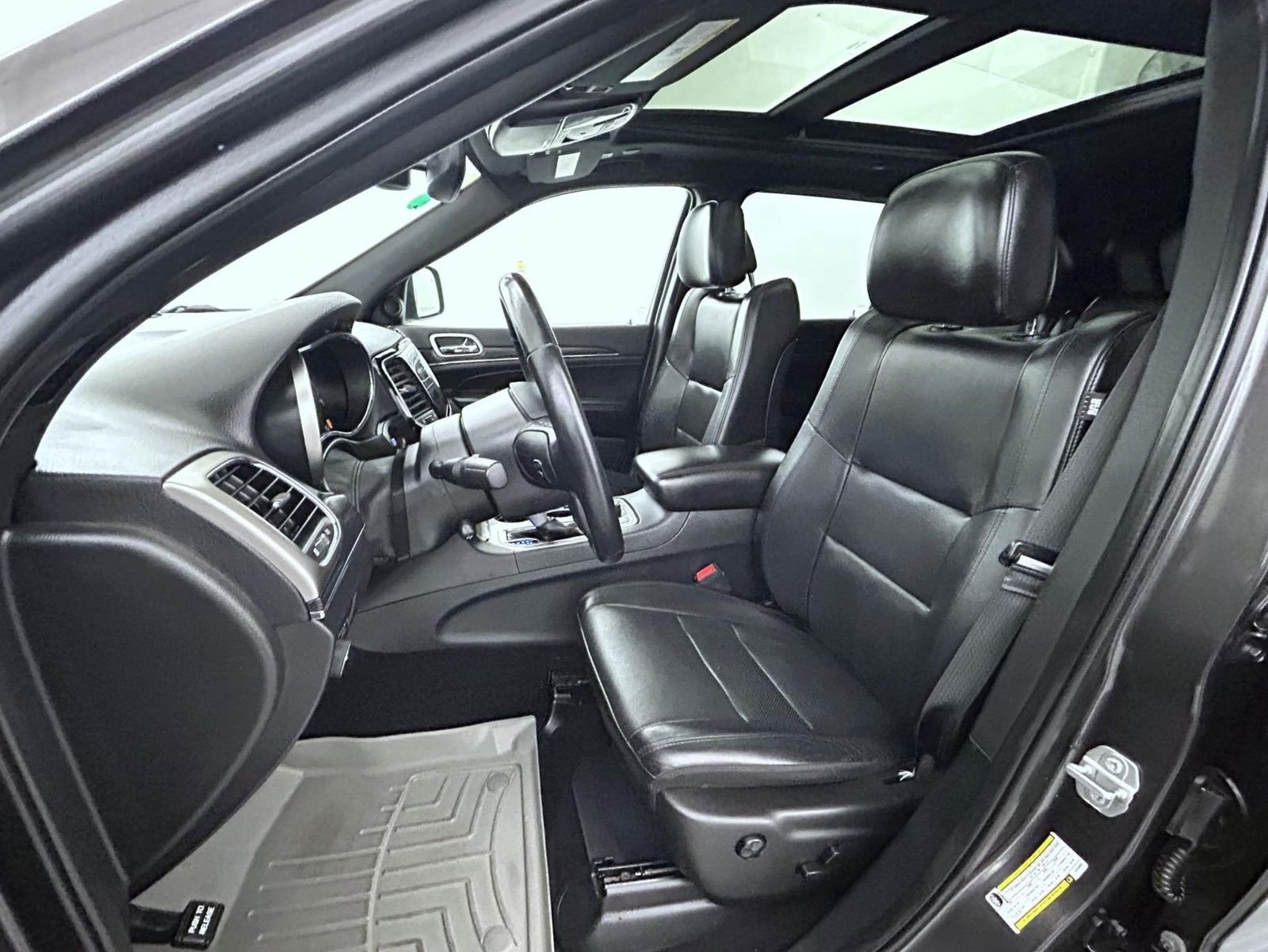 Used 2020 Gray Jeep Limited image 10