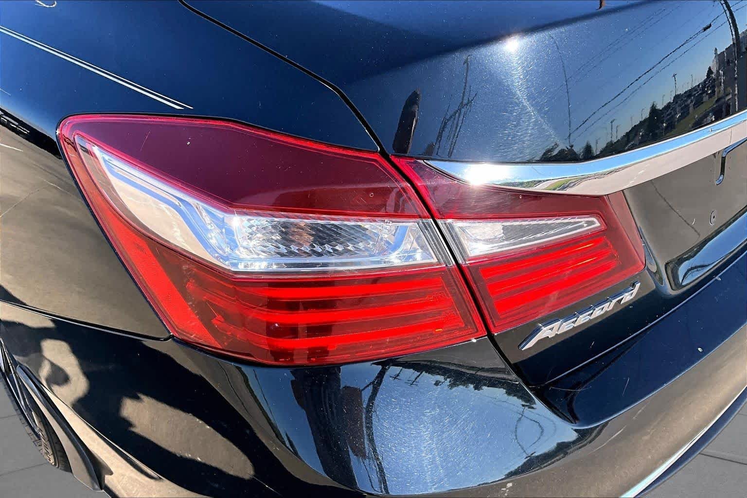 Used 2016 Crystal Black Pearl Honda EX-L image 27