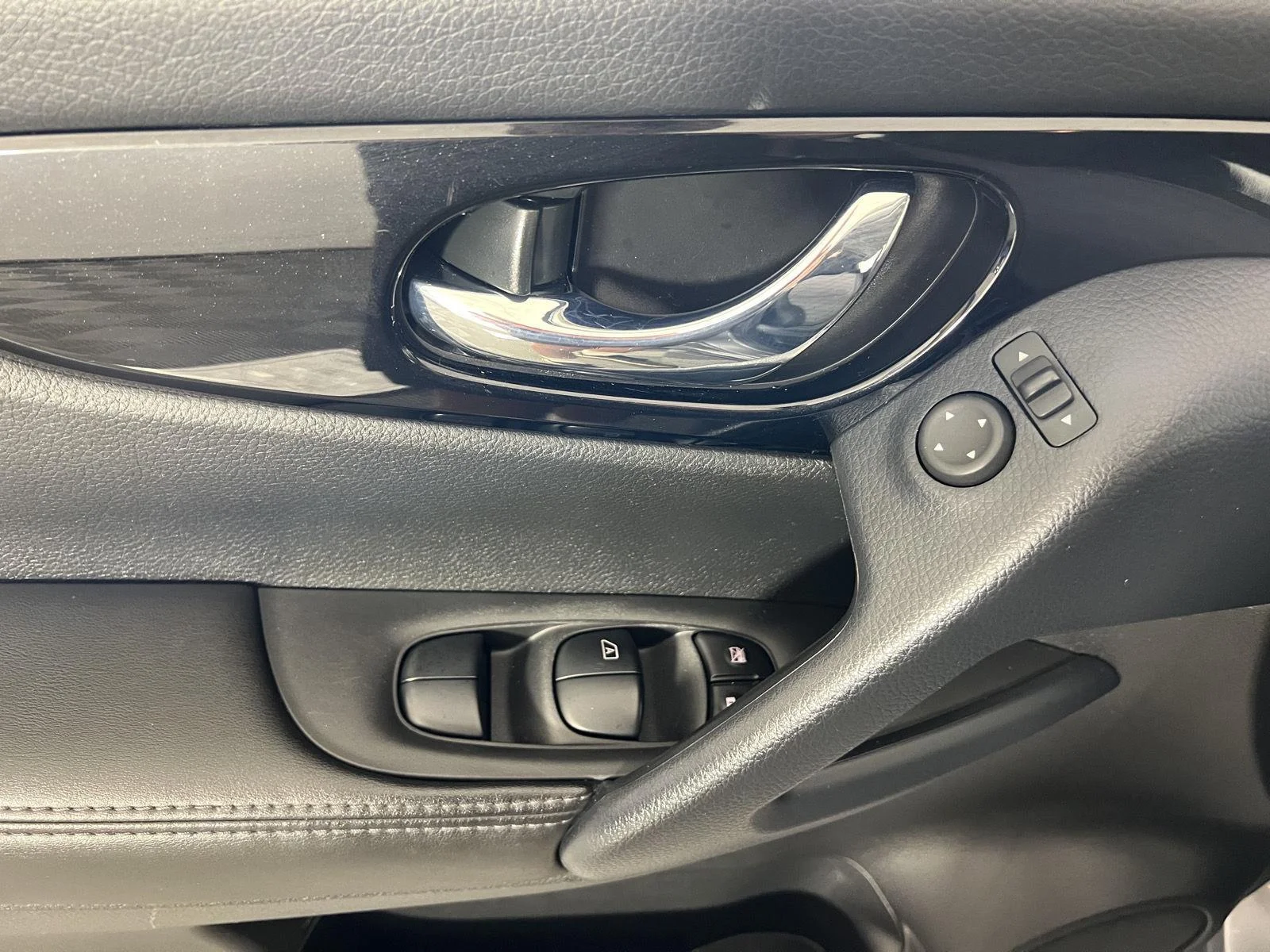Used 2022 Gun Metallic Nissan SV image 13