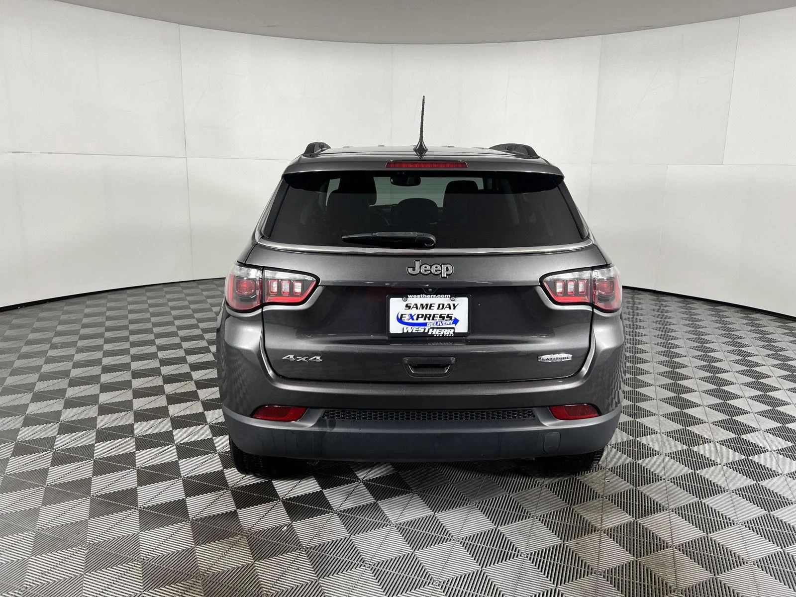 Used 2022 Granite Crystal Metallic Clearcoat Jeep Latitude image 8