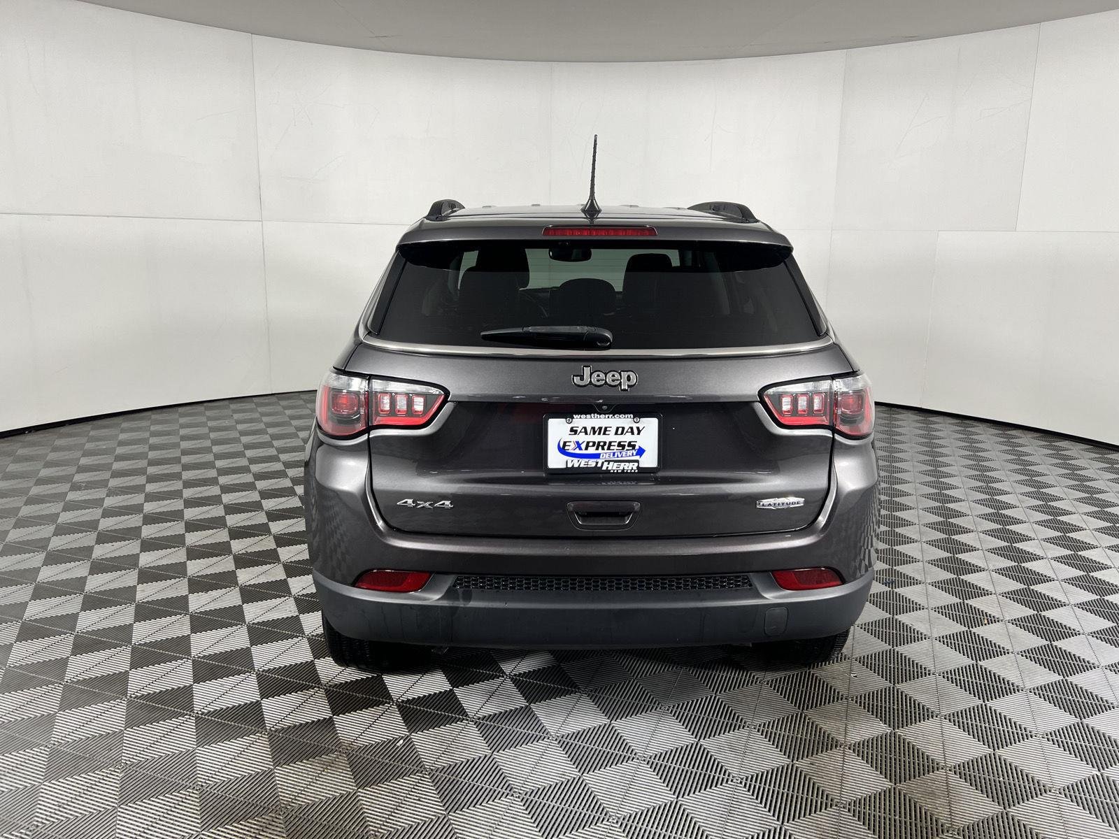 Used 2022 Granite Crystal Metallic Clearcoat Jeep Latitude image 8