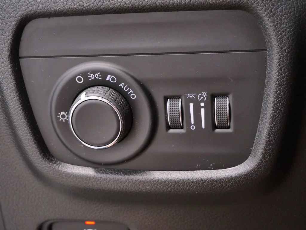 Used 2022 White Jeep Altitude image 22