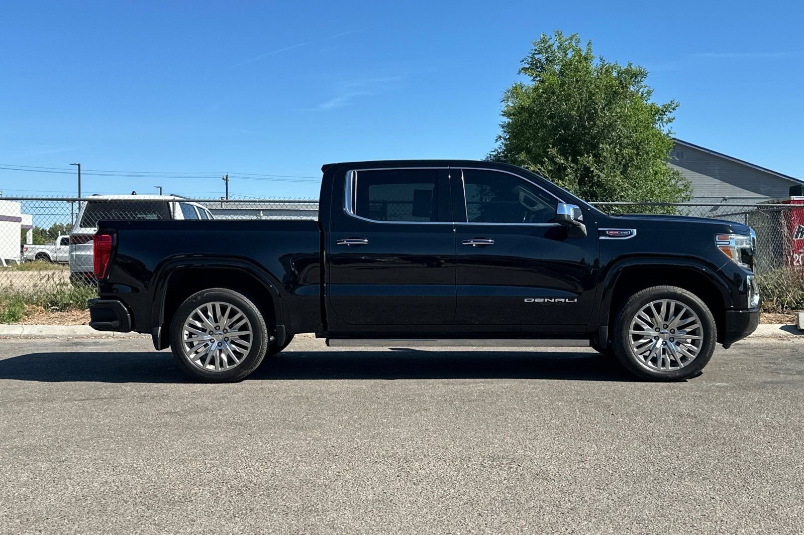 Used 2019  GMC Denali image 3