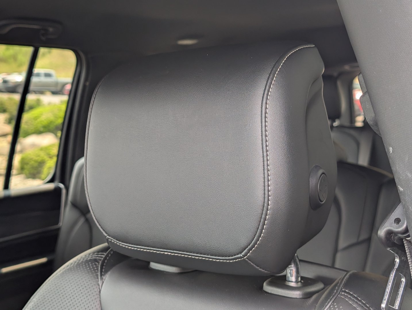Used 2022 Diamond Black Crystal Pearlcoat Jeep Series II image 12