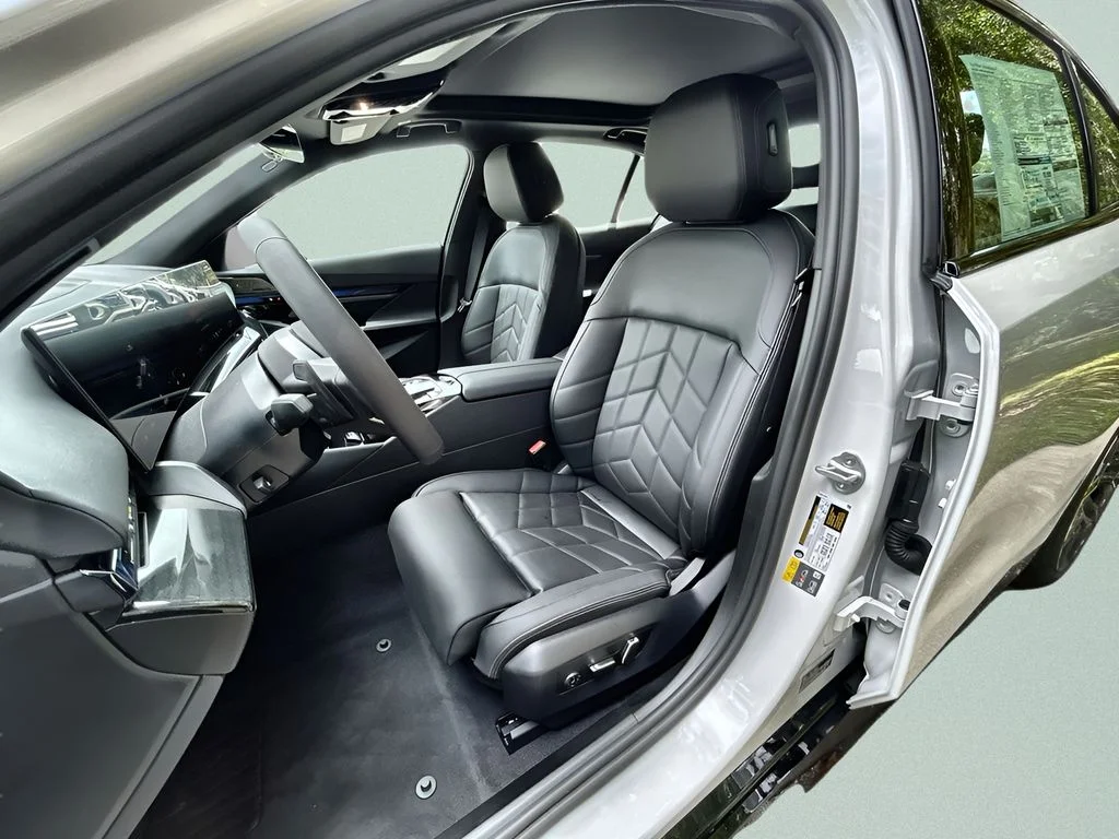 2025 BMW i5 M60 - Photo 13