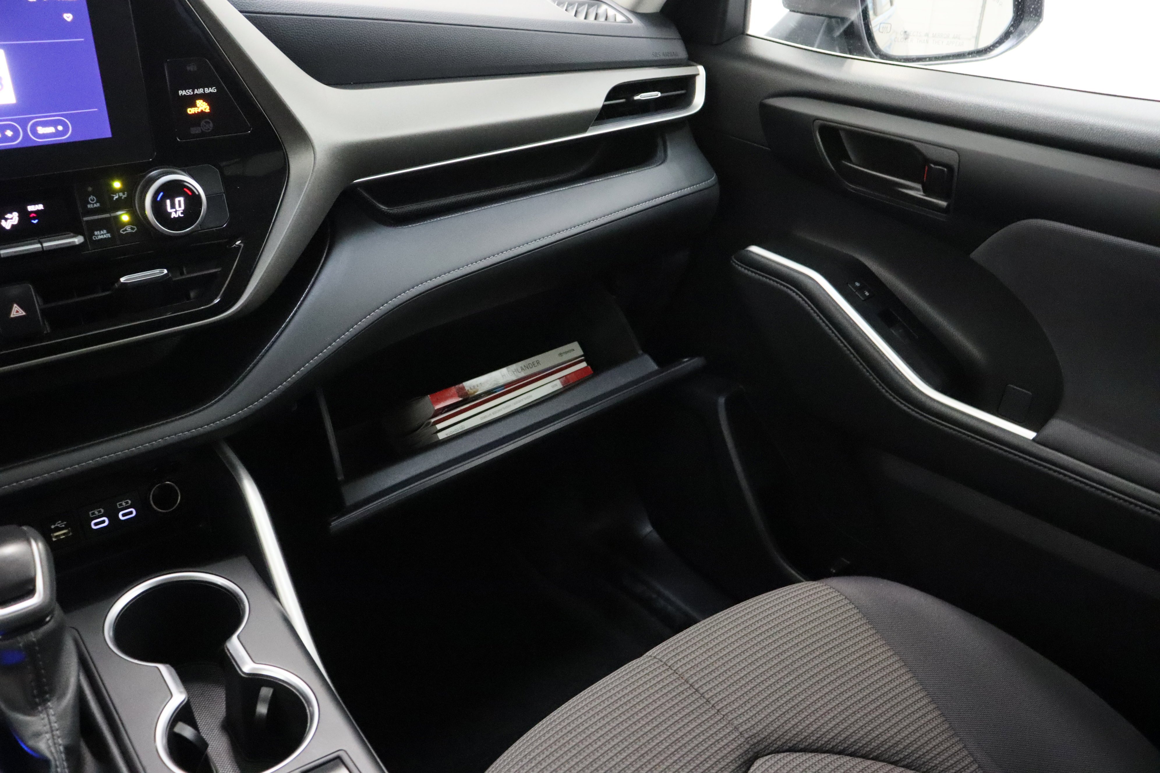 2025 Toyota Highlander LE - Photo 23