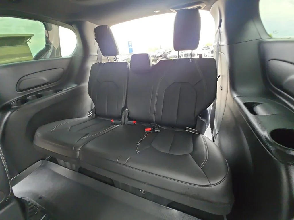 Used 2025 White Chrysler Select image 16