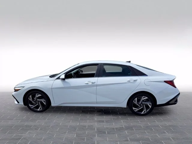 Used 2025 White Hyundai SEL Convenience image 4
