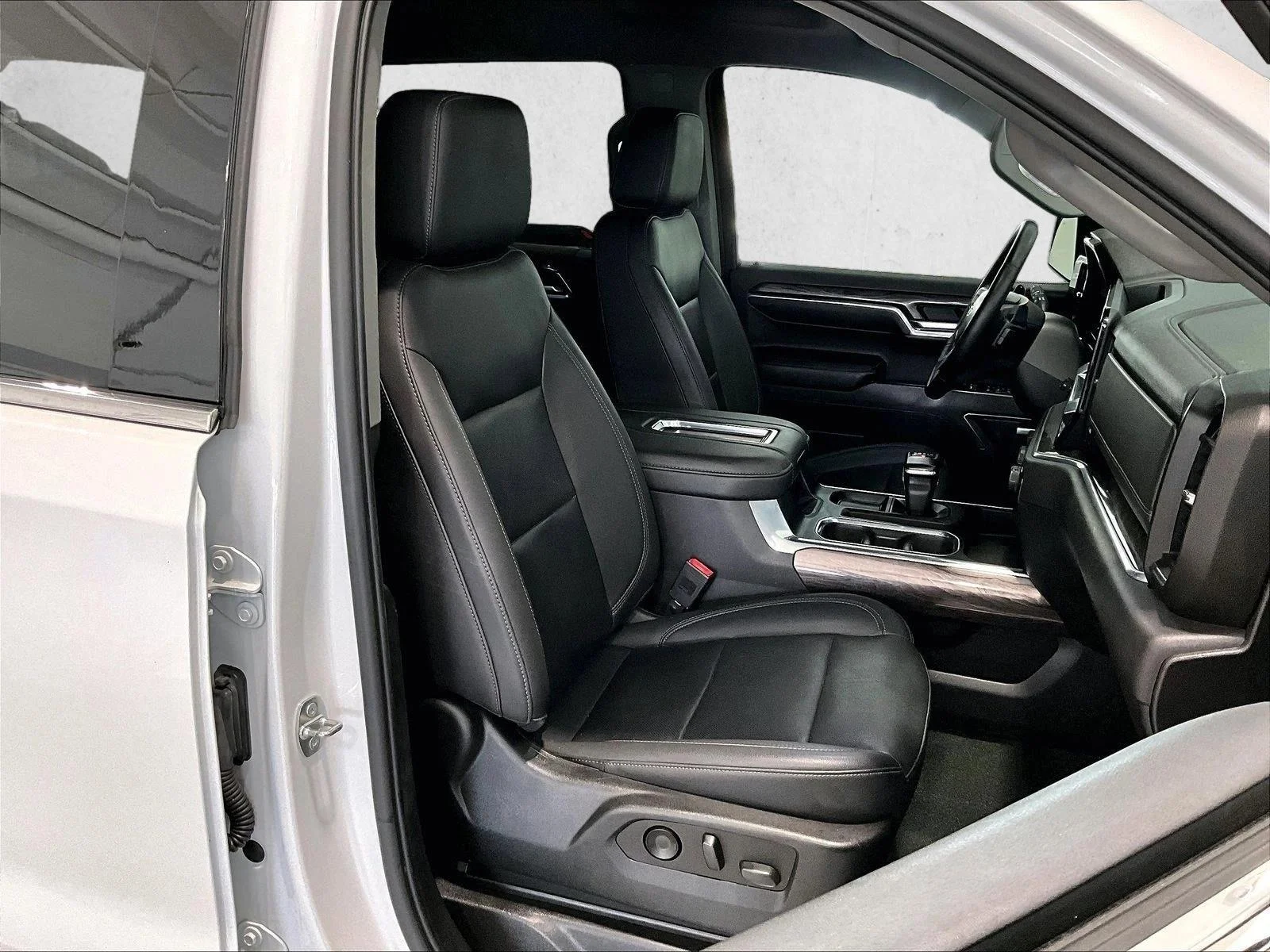 Used 2022 Iridescent Pearl Tricoat Chevrolet LTZ image 9