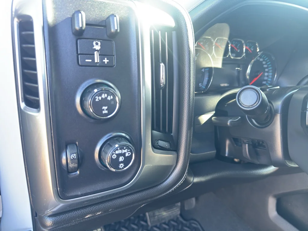 Used 2019 WHITE Chevrolet LTZ image 23
