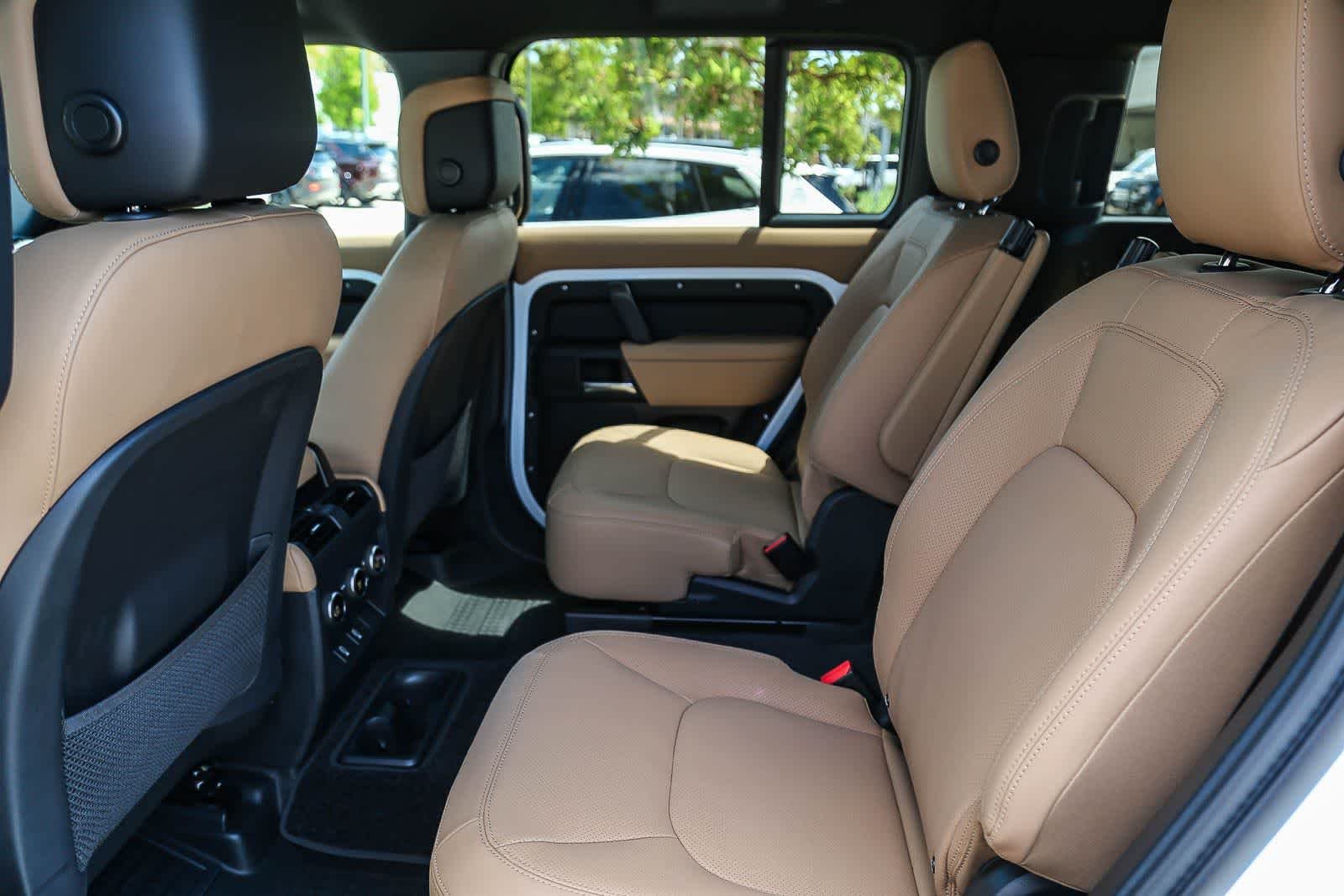 New 2026 Fuji White Land Rover X-Dynamic SE image 17