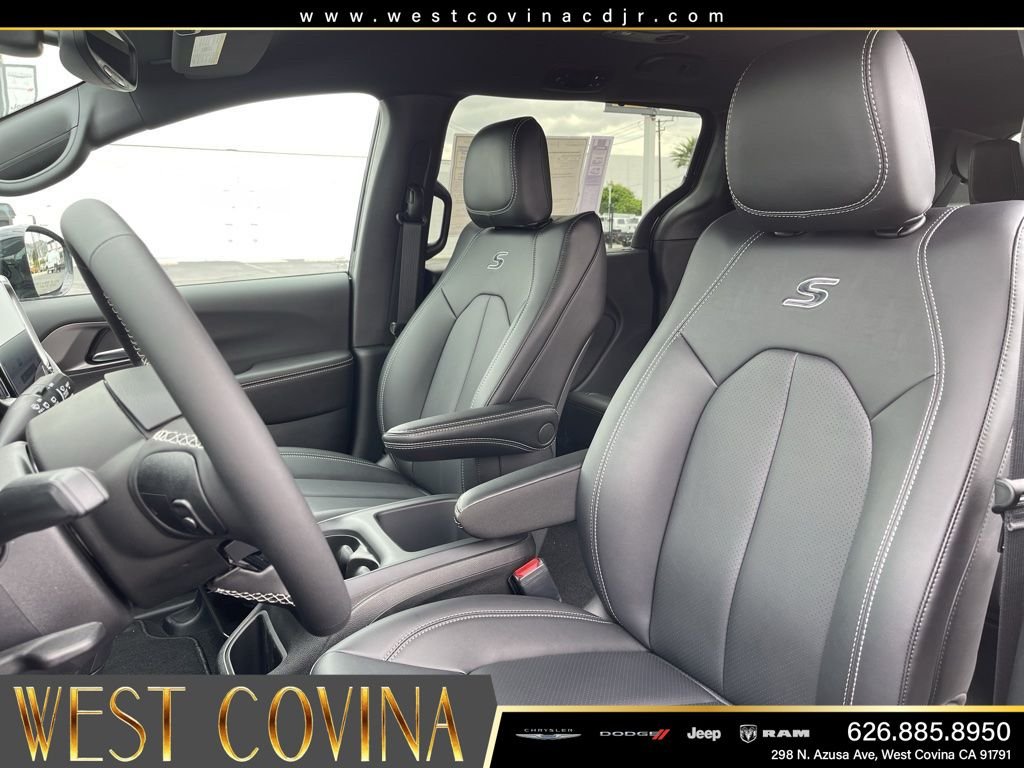 New 2026 Diamond Black Crystal Pearl-Coat Exterior Paint Chrysler Select image 14