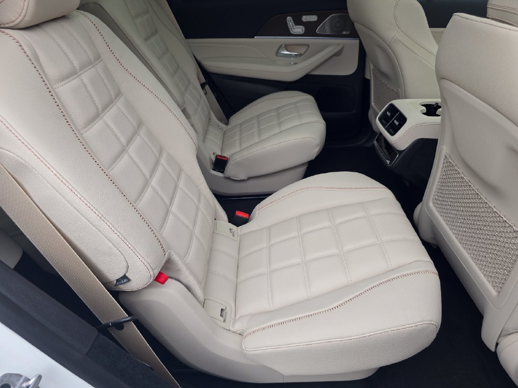 New 2027 MANUFAKTUR Moonlight White Metallic Mercedes-Benz GLS 450 image 28