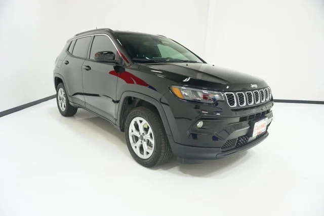 Used 2025 Diamond Black Crystal Pearlcoat Jeep Latitude image 3