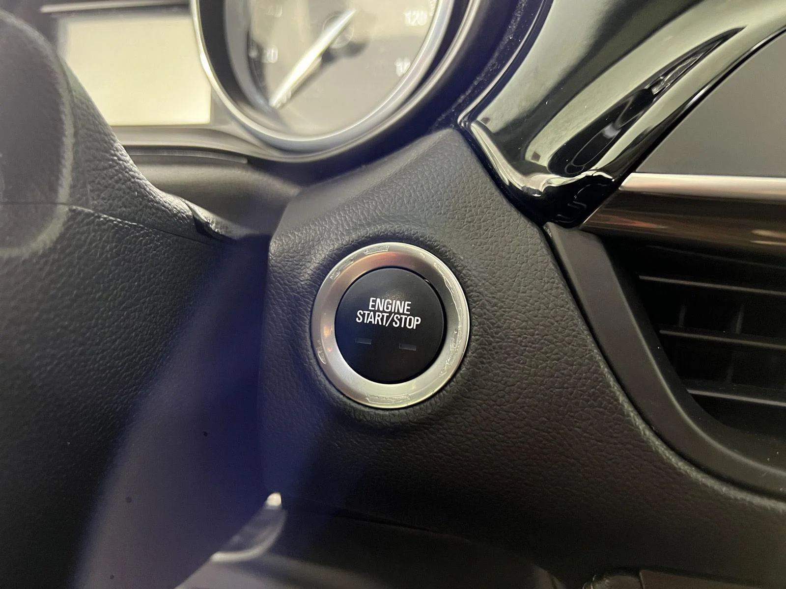 Used 2020 Ebony Twilight Metallic Buick Essence image 19