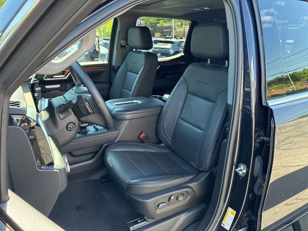 Used 2022 Silver GMC Denali image 17