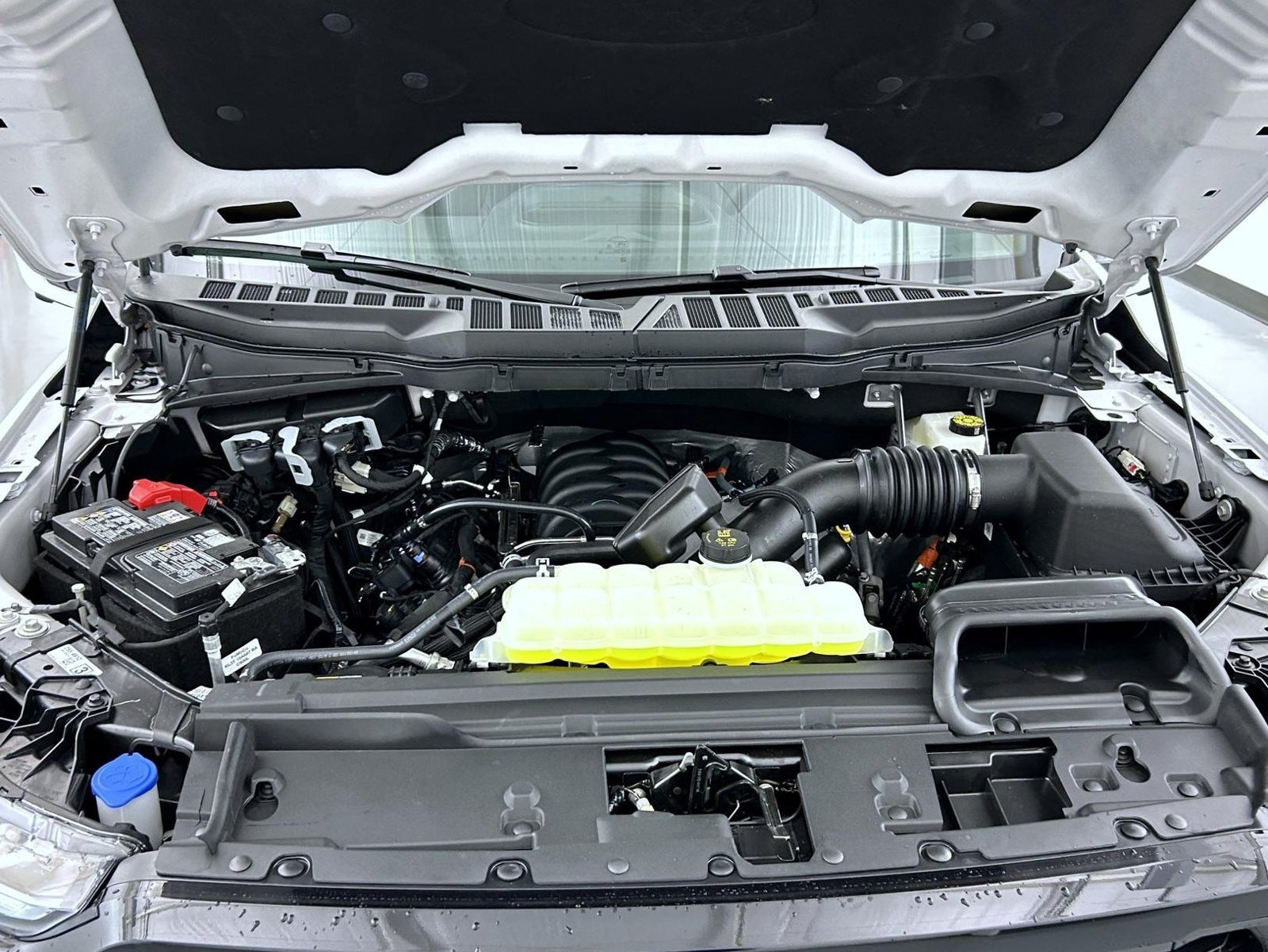 New 2026 Oxford White Ford Lariat image 26
