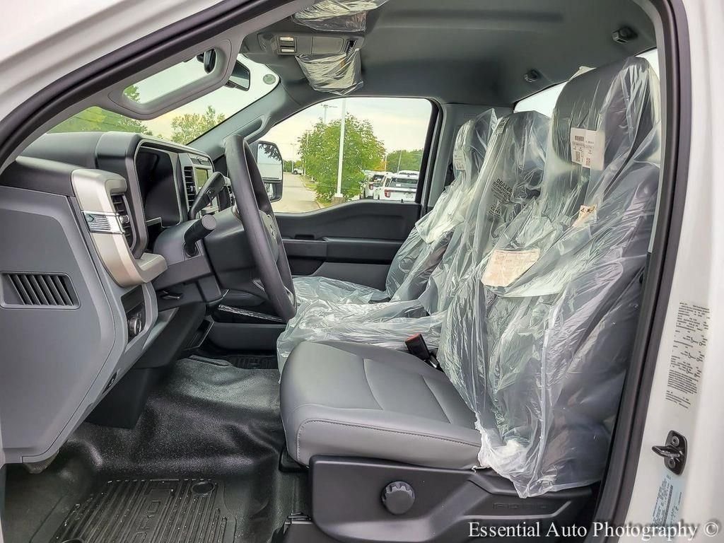 New 2025 Oxford White Ford F-450® XL image 9