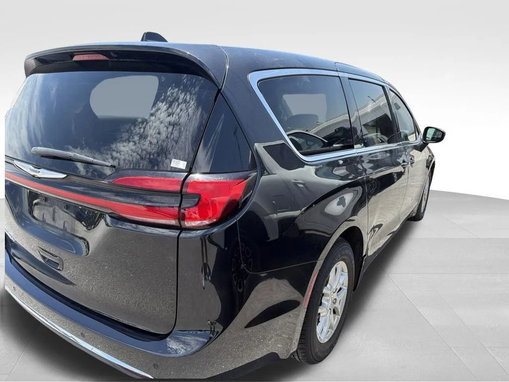 Used 2023 Black Chrysler Touring L image 18